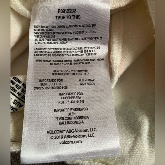 Volcom lil fleece shorts perfect for summer - Picture 3 of 3